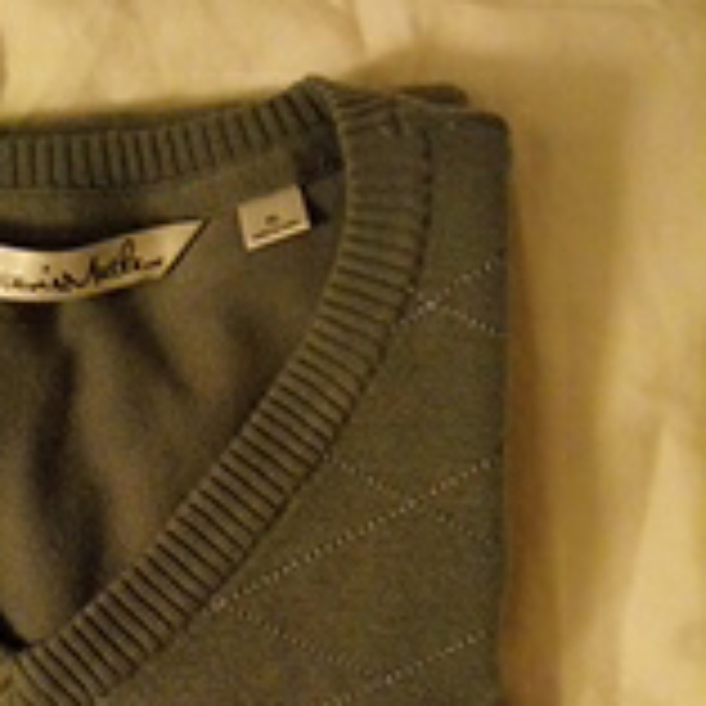 V neck pull over - Picture 2 of 4